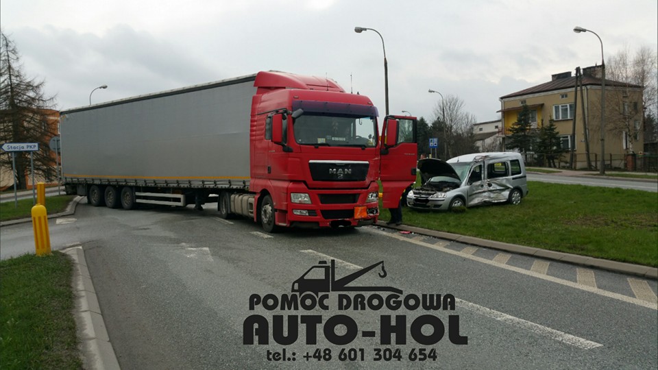 Zderzenie ciężarówki z osobówką na obwodnicy Kraśnika. Jedna osoba trafiła do szpitala