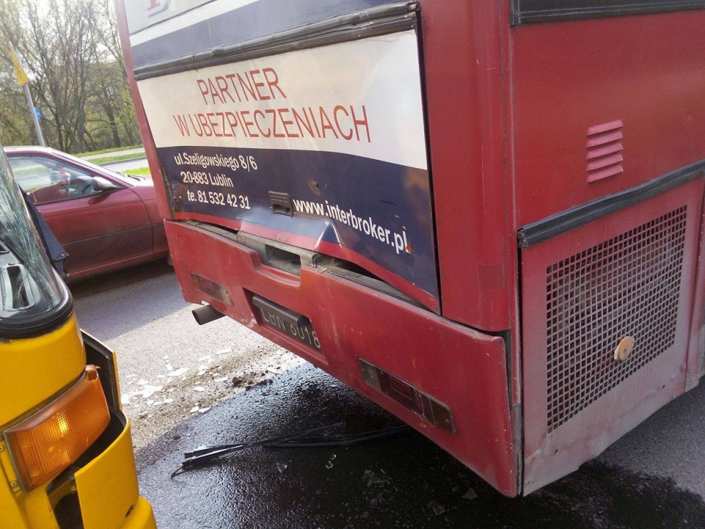 Ul. Krochmalna: Zderzenie dwóch autobusów komunikacji miejskiej. Jedna osoba trafiła do szpitala