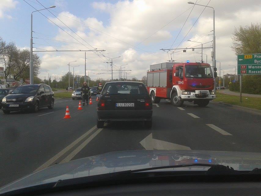 Ul. Krochmalna: Zderzenie motocykla z autem ciężarowym. Jedna osoba trafiła do szpitala