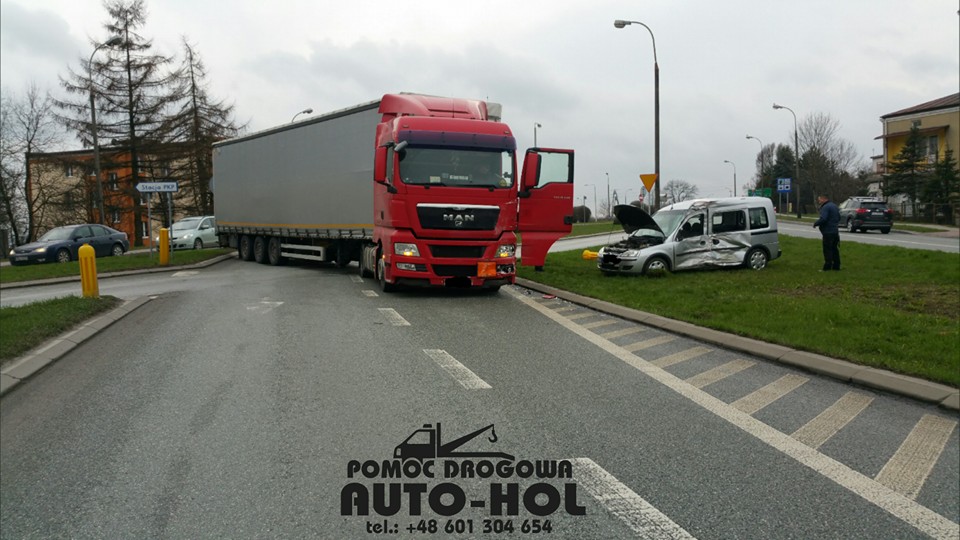 Zderzenie ciężarówki z osobówką na obwodnicy Kraśnika. Jedna osoba trafiła do szpitala