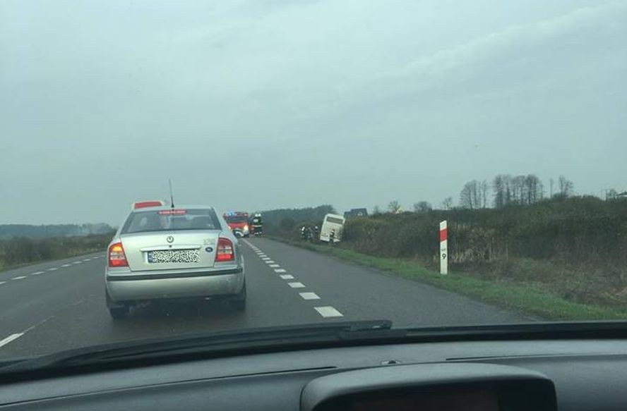 Kierowca usnął, ukraiński autobus zatrzymał się w bagnie. Pasażerowie uciekali przez okno