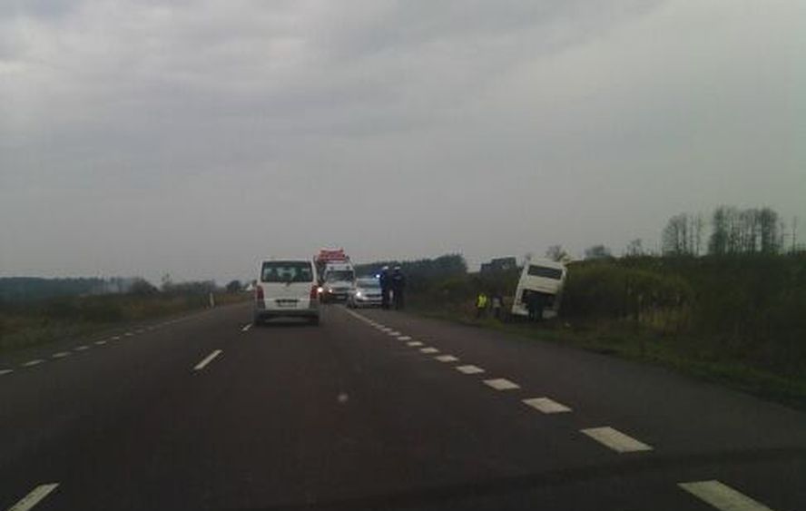 Kierowca usnął, ukraiński autobus zatrzymał się w bagnie. Pasażerowie uciekali przez okno