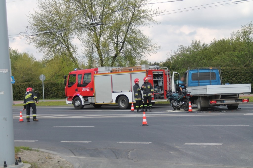Ul. Krochmalna: Zderzenie motocykla z autem ciężarowym. Jedna osoba trafiła do szpitala