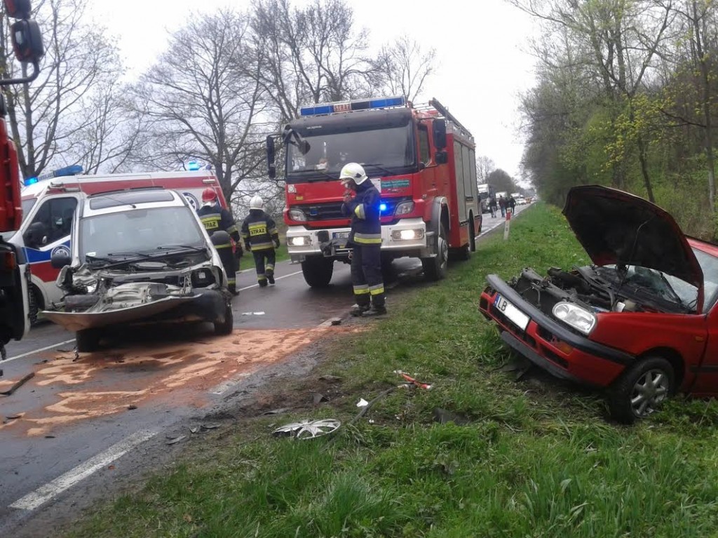 Markowicze: Czołowe zderzenie dwóch aut na drodze wojewódzkiej nr 835. Interweniował śmigłowiec LPR