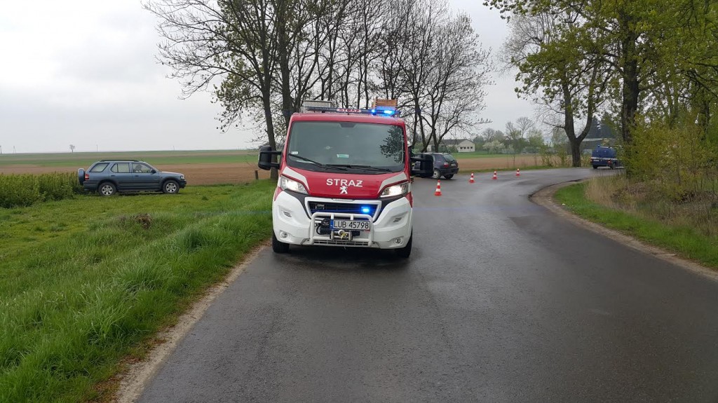 Wilczopole: Zderzenie dwóch aut na łuku drogi. Jedna osoba trafiła do szpitala