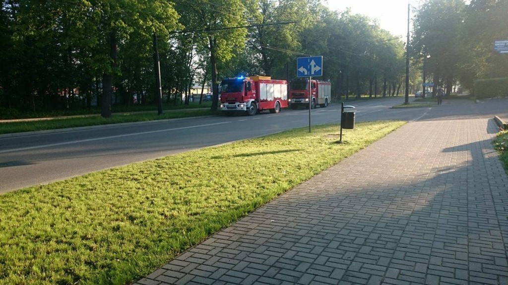 Wciąż trwa akcja strażaków na ul. Zemborzyckiej. Spore utrudnienia w ruchu