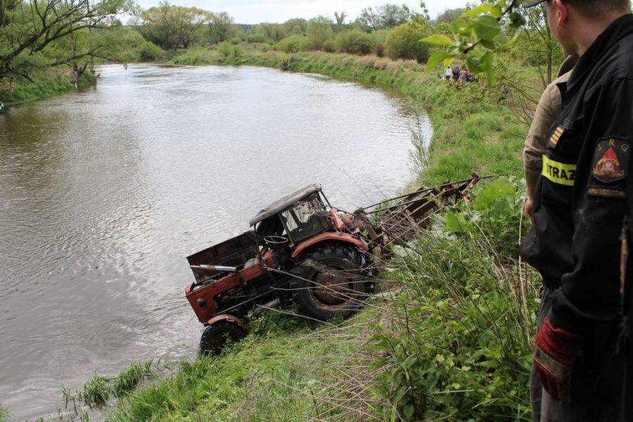 Ciągnik spadł ze skarpy do rzeki. Kierowca wyskoczył w ostatniej chwili