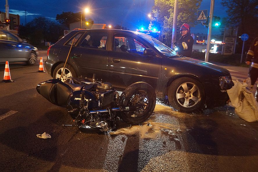 Stara Bystrzyca: Audi uderzyło w drzewo. Kierowca w ciężkim stanie trafił do szpitala