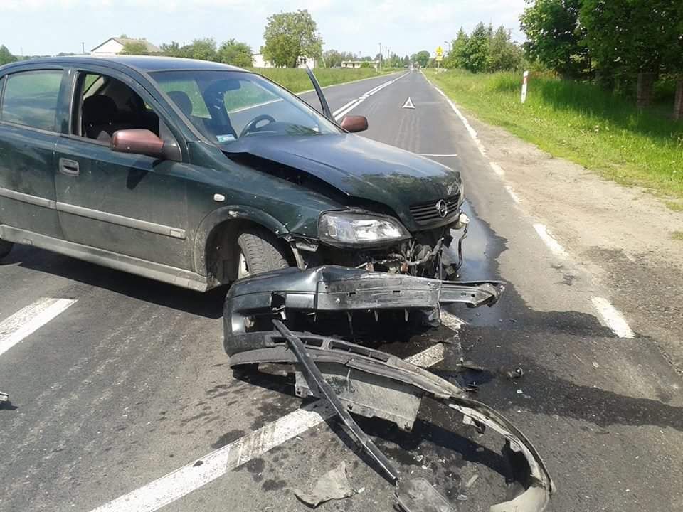 Zderzenie dwóch opli w Raciborowicach. Jedna osoba w szpitalu