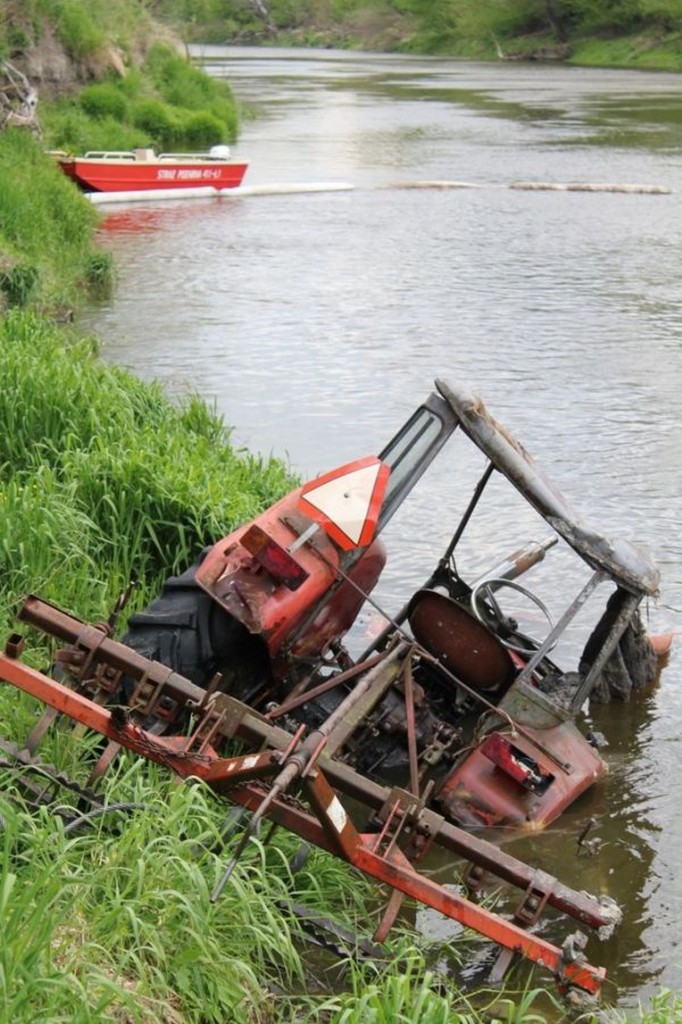 Ciągnik spadł ze skarpy do rzeki. Kierowca wyskoczył w ostatniej chwili