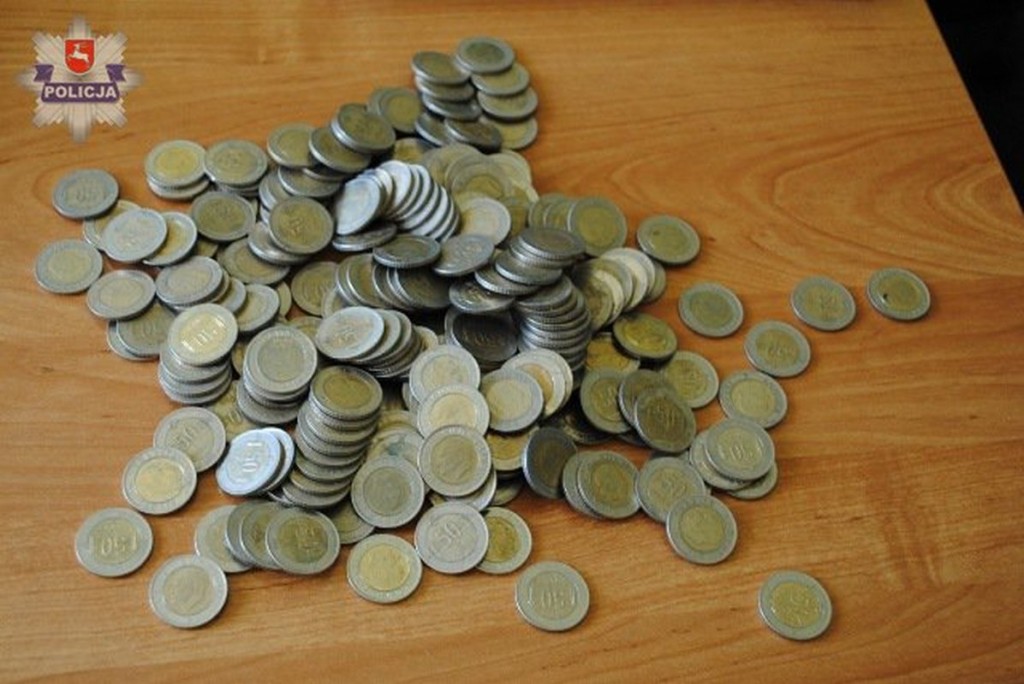 Opole Lubelskie: Tureckimi monetami płacili za myjnię. Usłyszeli zarzuty oszustwa