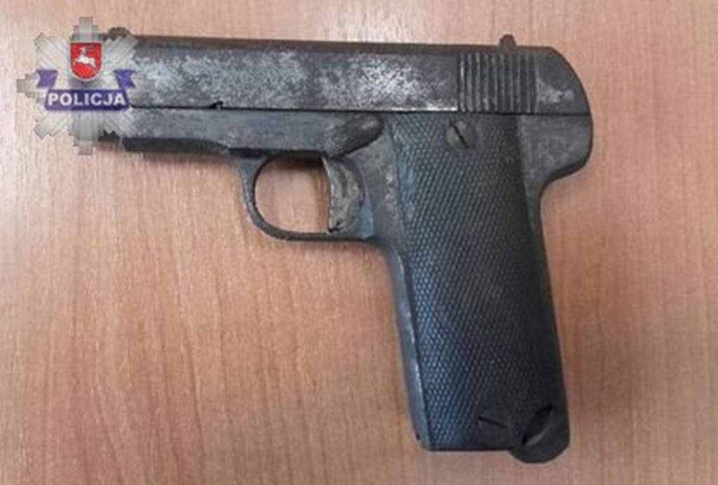 Urszulin: Podczas rozbiórki domu znalazł pistolet
