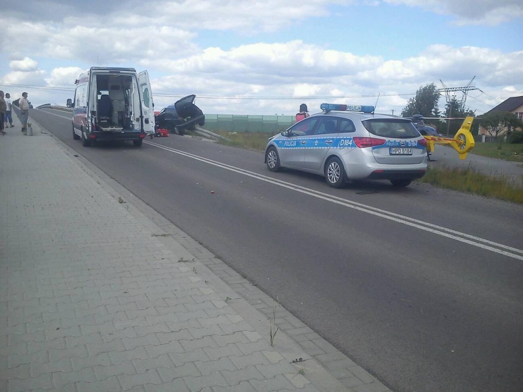 Wjechał w jadącego przed nim rowerzystę. Mężczyzna jest w ciężkim stanie