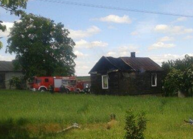 Gutanów: Kilka zastępów straży gasiło pożar drewnianego domu