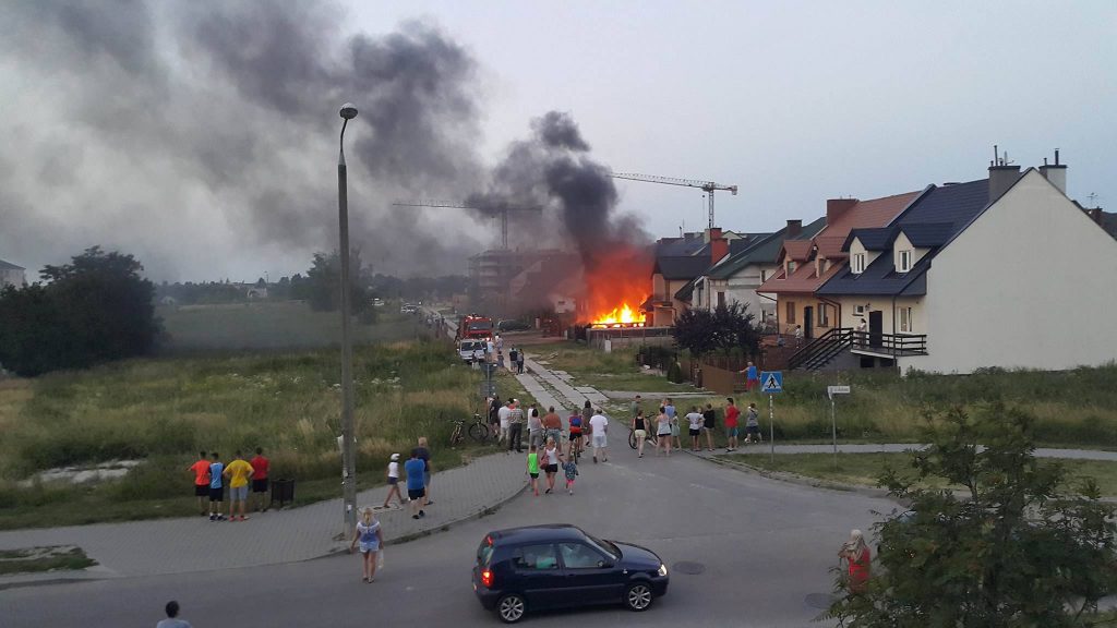 Pożar samochodu na osiedlu Borek w Turce. Płomienie uszkodziły też dom