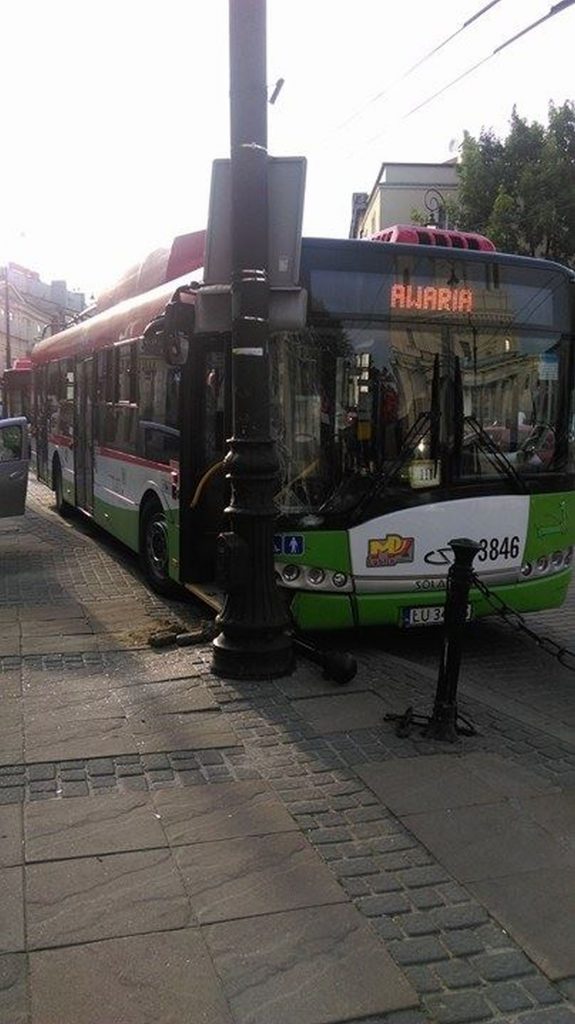 Lublin: Pijany kierowca trolejbusu uderzył w latarnię. Później bił się z pasażerami