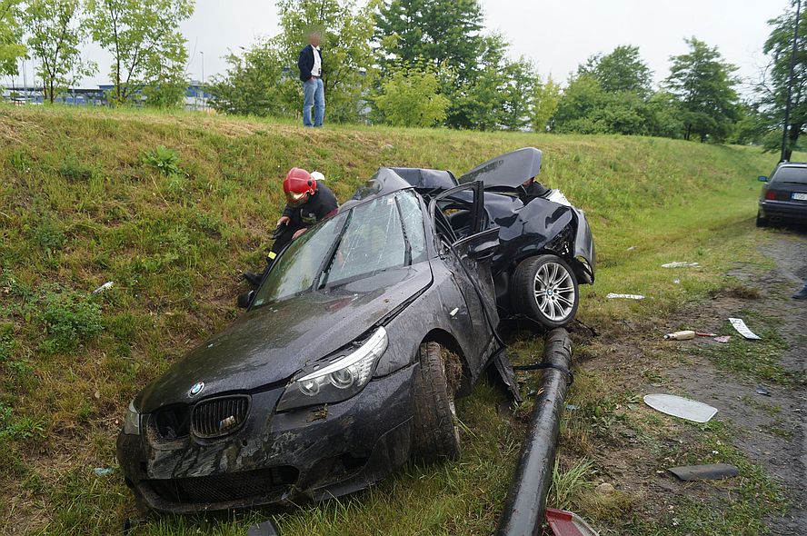 Al. Witosa Bmw uderzyło w latarnię. Kierowca miał wiele