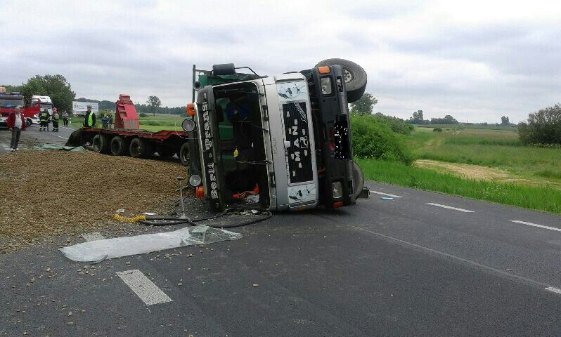Ciężarówka przewróciła się na drodze. Zablokowana trasa Lublin – Zamość