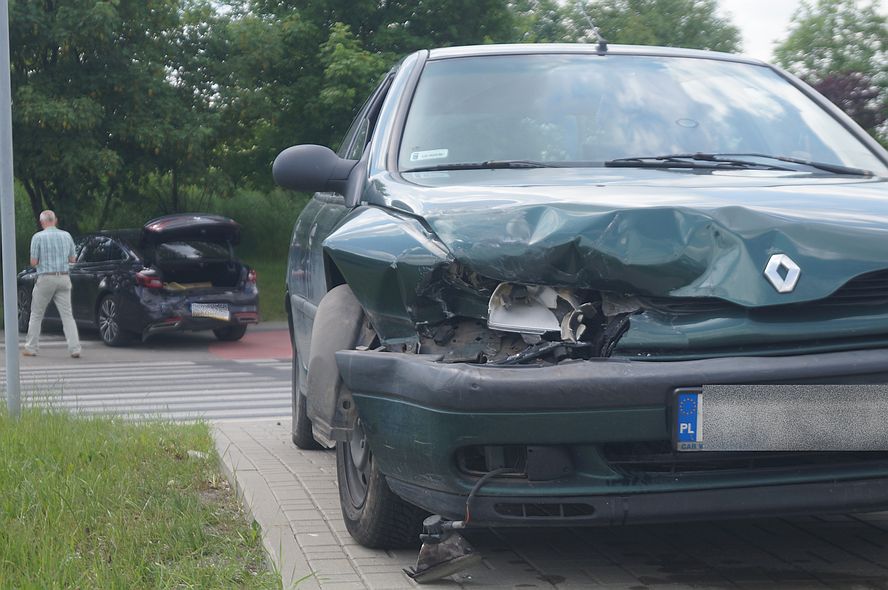 Ul. Diamentowa: Zderzenie dwóch aut podczas przepuszczania rowerzysty