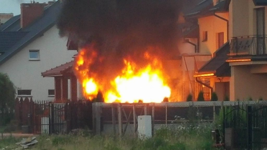 Pożar samochodu na osiedlu Borek w Turce. Płomienie uszkodziły też dom