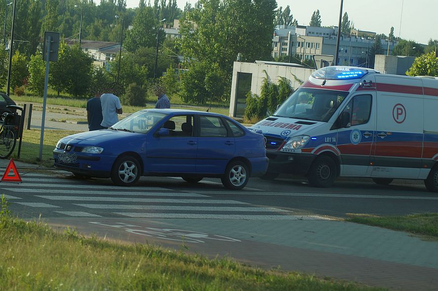 Droga Męczenników Majdanka: Rowerzysta wjechał w linkę holowniczą.  Ranny trafił do szpitala