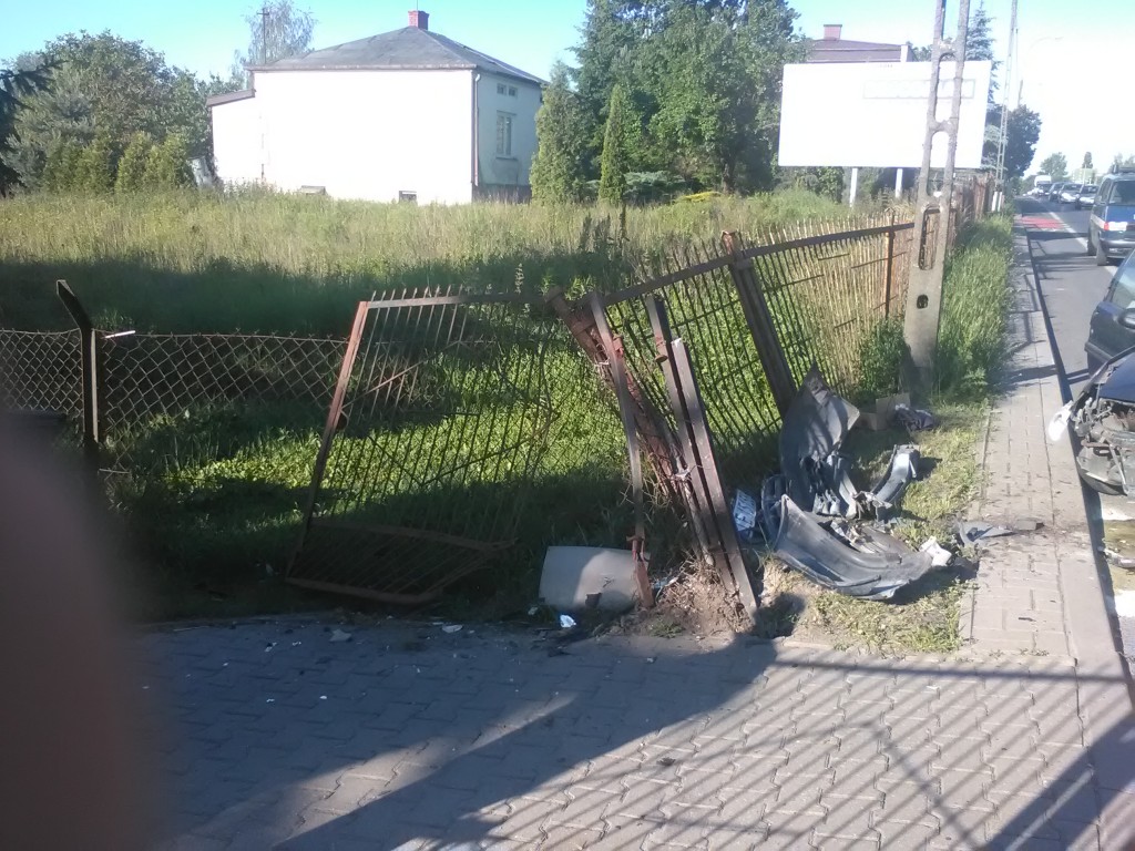 Ul. Turystyczna: Citroen uderzył w ogrodzenie, kierująca trafiła do szpitala