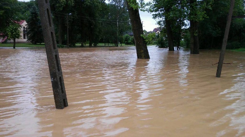Skutki burzy w Siedliskach. Obfite opady deszczu podtopiły miejscowość