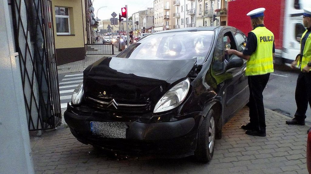 Twierdziła, że miała zielone. Nagranie dzisiejszego zderzenia aut na ulicy Kunickiego