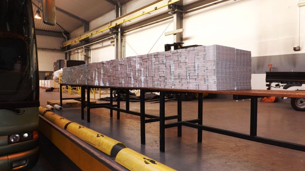 Takiego przemytu jeszcze nie było. Upchnęli w autokarze 135 tys. paczek papierosów
