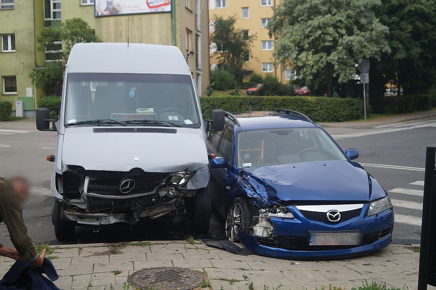 Lublin: Zderzenie mazdy z pasażerskim busem. Cztery osoby w szpitalu