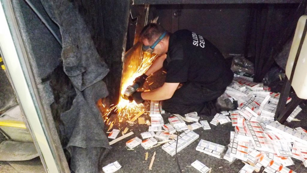 Takiego przemytu jeszcze nie było. Upchnęli w autokarze 135 tys. paczek papierosów