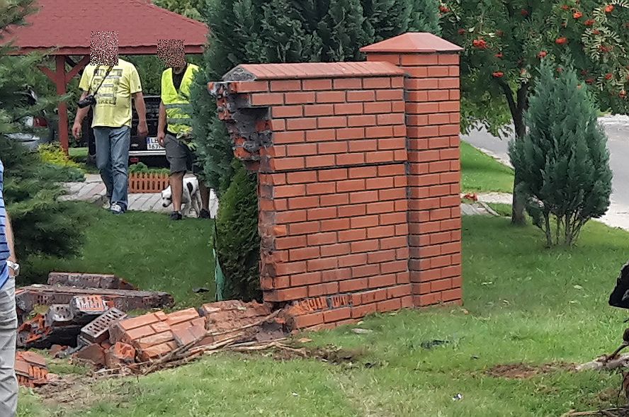 Po pijanemu staranowali ogrodzenie, pasażer uciekł.  Niebawem matka przyprowadziła go policjantom