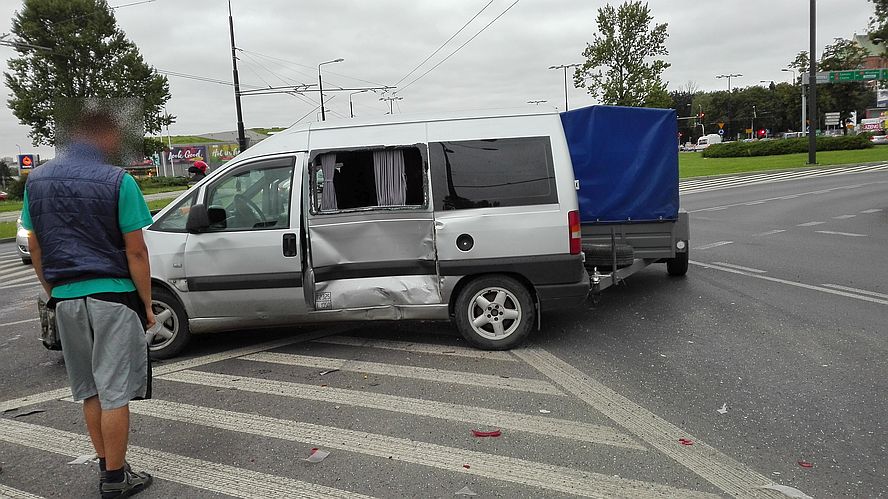 Kolejne zderzenie pojazdów na rondzie Mohyły. Dziecko trafiło do szpitala