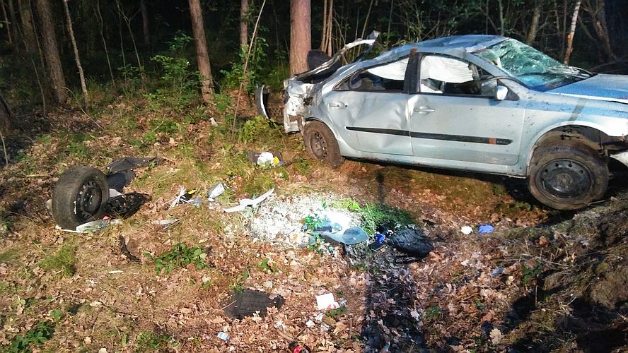 Smólsko Małe: Auto dachowało, cztery osoby w szpitalu. 21-letni kierowca z niemal 3 promilami