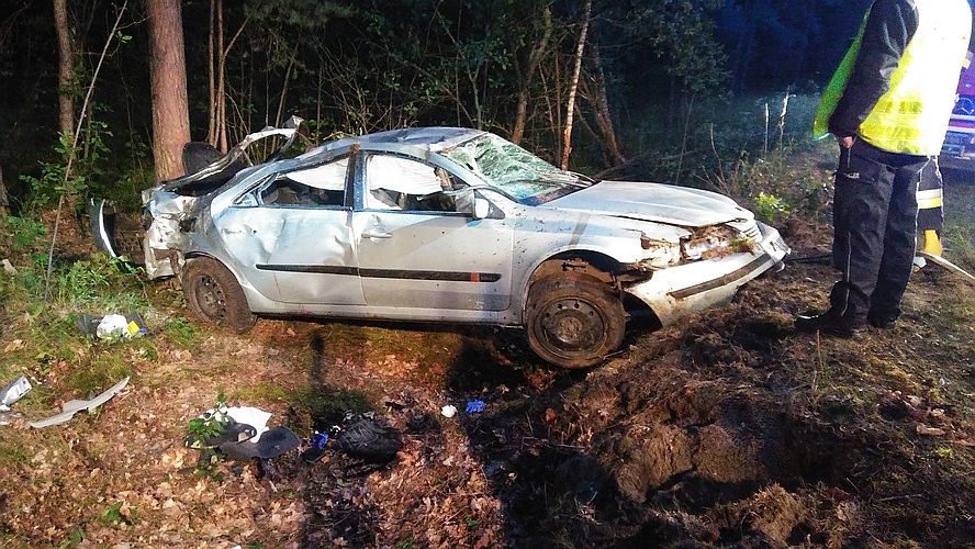 Smólsko Małe: Auto dachowało, cztery osoby w szpitalu. 21-letni kierowca z niemal 3 promilami