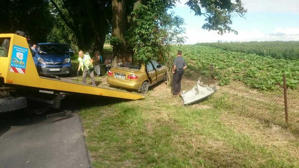 Zjechała na pobocze i uderzyła w drzewo. Kierująca lanosem zginęła na miejscu