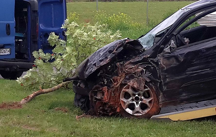 Po pijanemu staranowali ogrodzenie, pasażer uciekł.  Niebawem matka przyprowadziła go policjantom