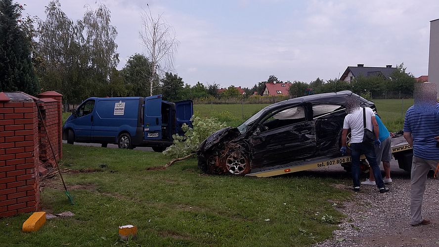 Po pijanemu staranowali ogrodzenie, pasażer uciekł.  Niebawem matka przyprowadziła go policjantom