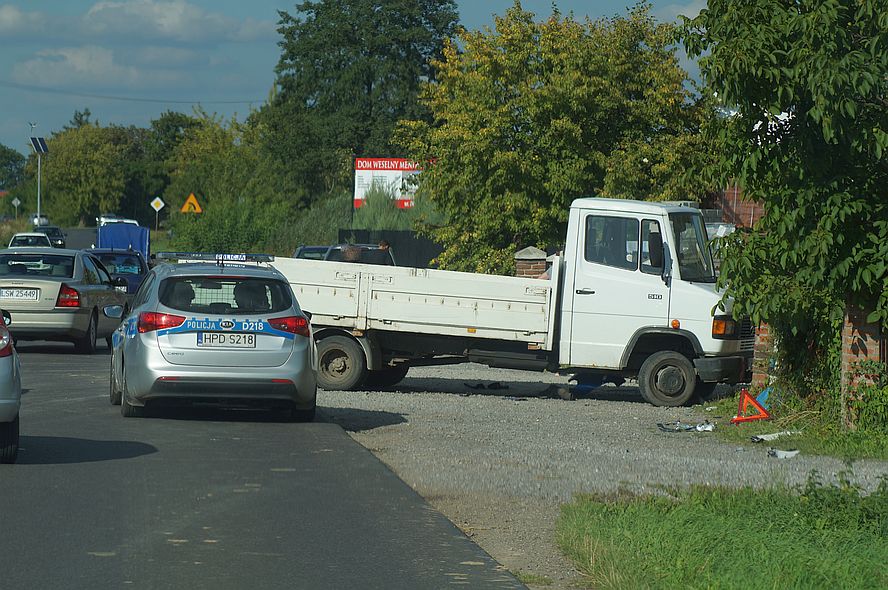 Jechali w jednym kierunku, motocyklista zderzył się z samochodem ciężarowym