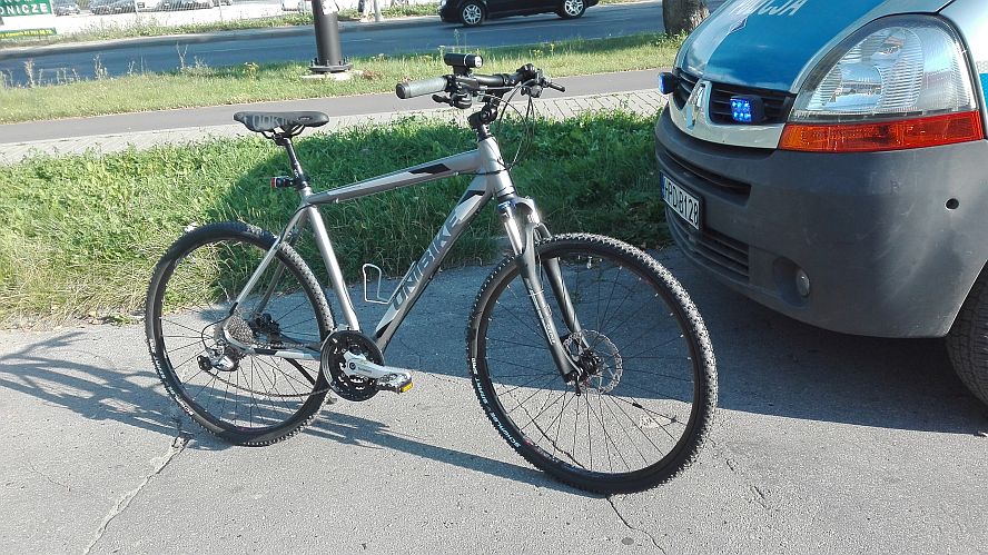 Ul. Zemborzycka: Kierowca opla nie zauważył rowerzysty. Młody mężczyzna ze złamaną nogą trafił do szpitala