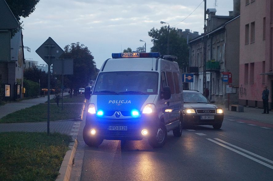 Ul. Nowy Świat: Kierowca volkswagena wymusił pierwszeństwo, motocyklista trafił do szpitala