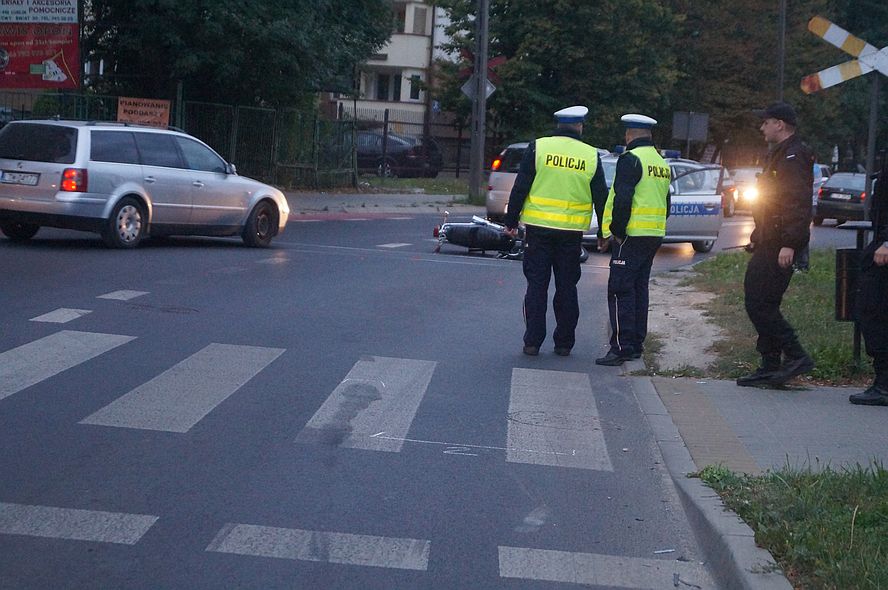 Ul. Nowy Świat: Kierowca volkswagena wymusił pierwszeństwo, motocyklista trafił do szpitala