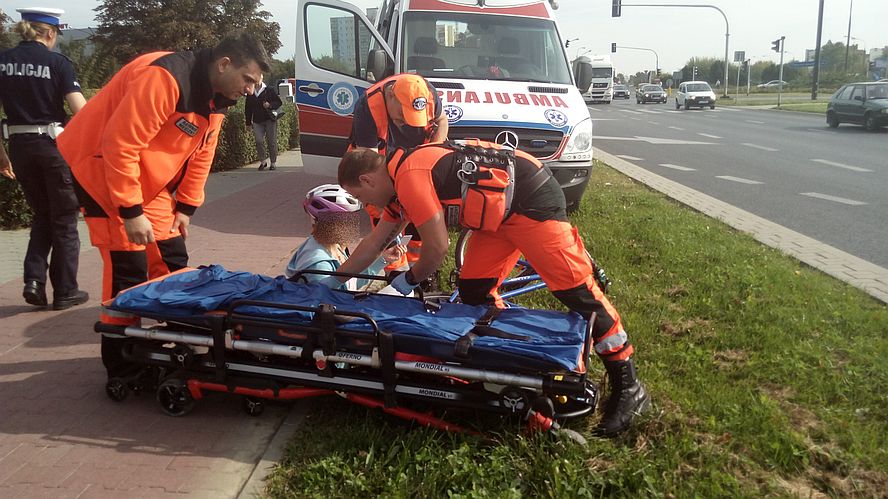 Zderzenie rowerzystów na Czechowie. Kobieta trafiła do szpitala, sprawca odjechał