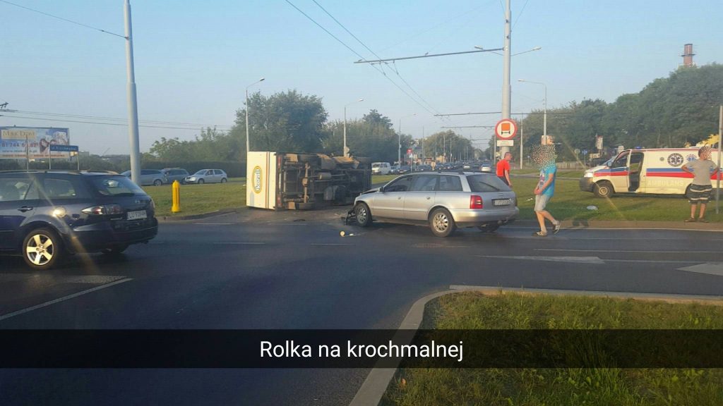 Kolejny wypadek na skrzyżowaniu ulic Krochmalnej i Diamentowej. Samochód dostawczy leży na boku