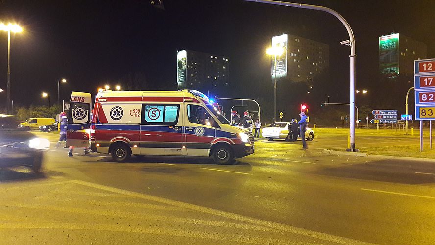 Al. Solidarności: Skręcał mercedesem ze środkowego pasa, zderzył się z volkswagenem