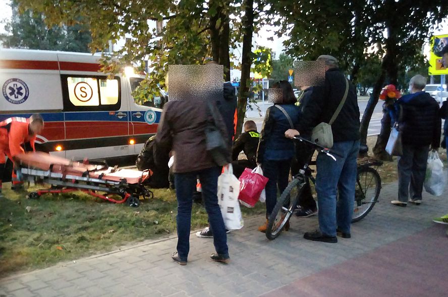 Ul. Nadbystrzycka: Młoda kobieta rzuciła się na samochód. Atakowała policjantów i ratowników medycznych