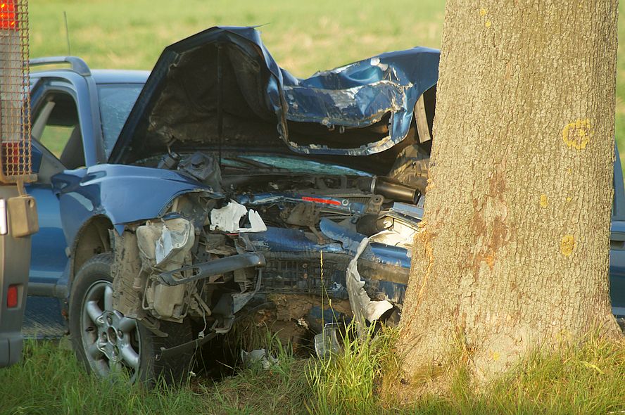 Volvo uderzyło w drzewo. Kierowca nie wie jak to się stało