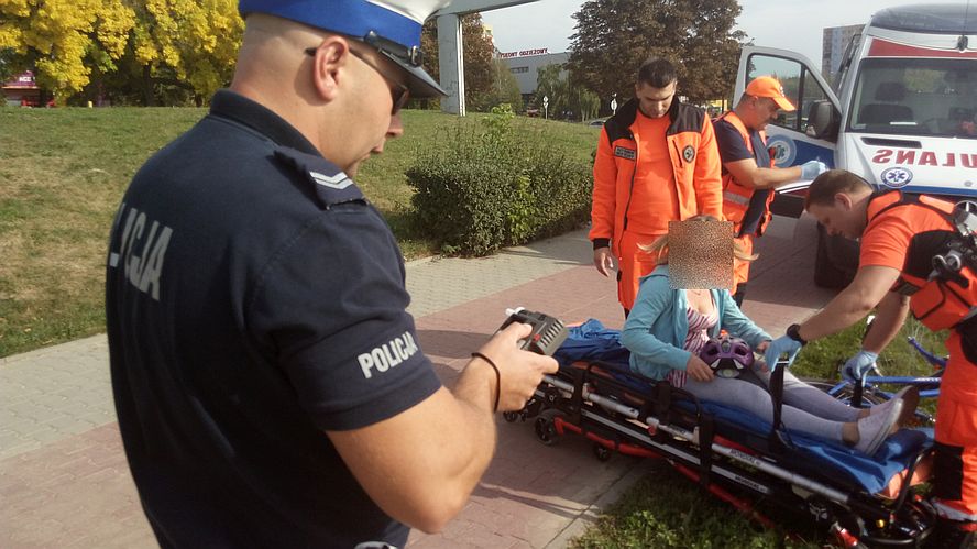 Zderzenie rowerzystów na Czechowie. Kobieta trafiła do szpitala, sprawca odjechał