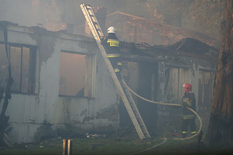 Słup dymu widoczny z kilkunastu kilometrów. Pożar pustostanu na lubelskim Kośminku