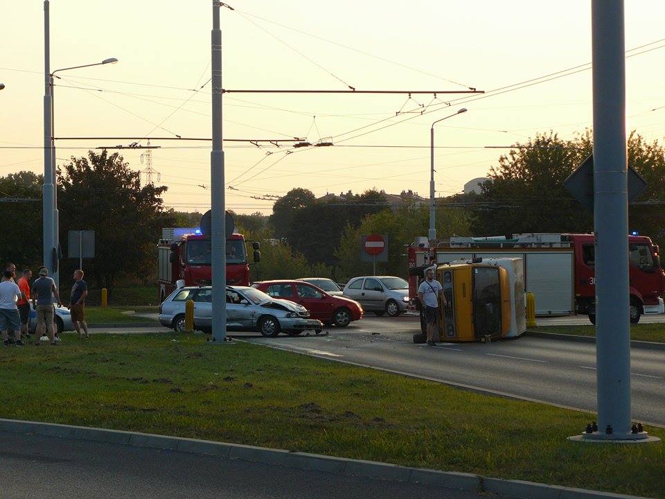 Kolejny wypadek na skrzyżowaniu ulic Krochmalnej i Diamentowej. Samochód dostawczy leży na boku